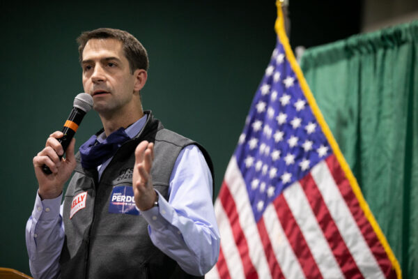 Thượng nghị sĩ Tom Cotton (Cộng Hòa-Arkansas) diễn thuyết trước đám đông trong cuộc một vận động “Bảo toàn Đa số” cho Thượng nghị sĩ Hoa Kỳ Kelly Loeffler (Cộng Hòa-Georgia) và Thượng nghị sĩ David Purdue (Cộng Hòa-Georgia) tại Khu hội chợ Quốc gia Georgia và Trung tâm Nông nghiệp ở Perry, Georgia, vào ngày 19/11/2020. (Ảnh: Jessica McGowan/Getty Images)