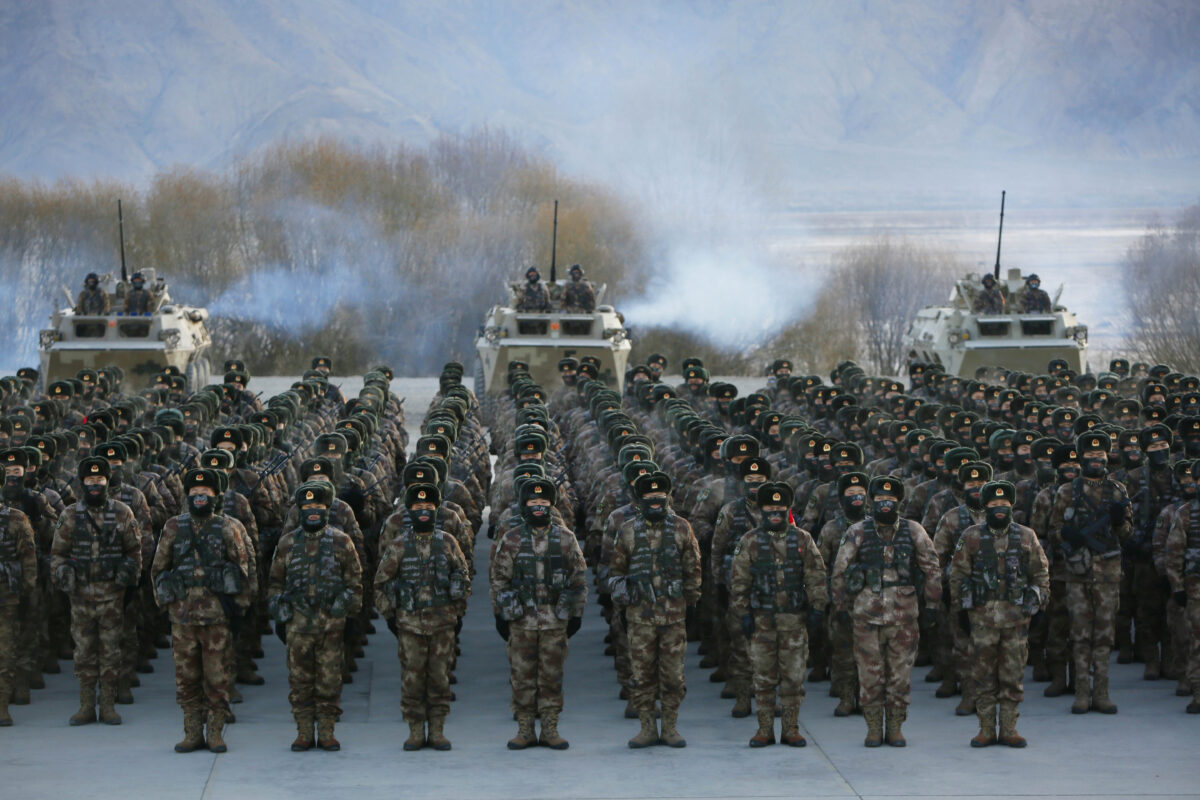 Các binh sĩ Quân Giải phóng Nhân dân Trung Quốc (PLA) tập hợp trong quá trình huấn luyện quân sự tại Dãy núi Pamir ở Kashgar, khu vực Tân Cương phía tây bắc Trung Quốc, vào ngày 04/01/2021. (Ảnh: STR/AFP qua Getty Images)