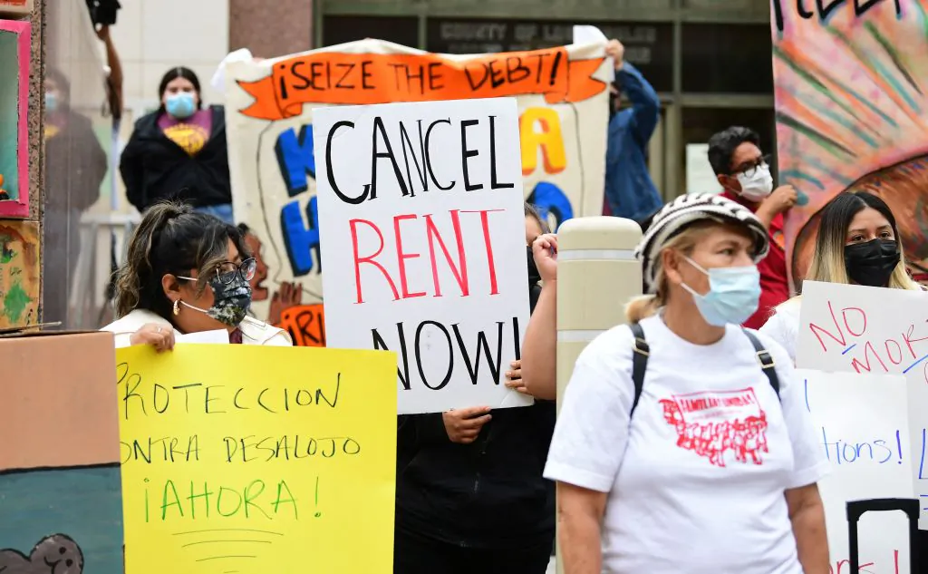 Mọi người tụ tập để ủng hộ việc gia hạn các biện pháp bảo vệ người thuê nhà trong đại dịch COVID-19 ở Los Angeles hôm 27/09/2021. (Ảnh: Frederic J. Brown/AFP qua Getty Images)
