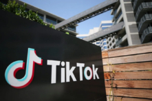 Logo TikTok được trưng bày bên ngoài văn phòng TikTok ở thành phố Culver, California, vào ngày 27/08/2020. (Ảnh: Mario Tama/Getty Images)