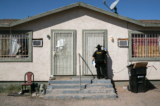 Nhân viên cảnh sát Darlene Martinez của Quận Maricopa gõ cửa từng nhà trước khi đưa lệnh trục xuất, ở Phoenix, Arizona, hôm 01/10/2020. (Ảnh: John Moore/Getty Images)