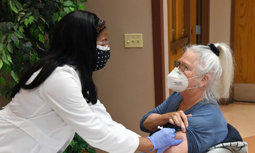 Tính không chắc chắn xung quanh khuyến nghị mới về vaccine RSV. (Ảnh: Ethan Miller/Getty Images)