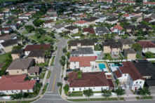 Quang cảnh trên không cho thấy những ngôi nhà dành cho một gia đình trong một khu dân cư ở Miami, Florida, hôm 10/05/2022. (Ảnh: Joe Raedle/Getty Images)