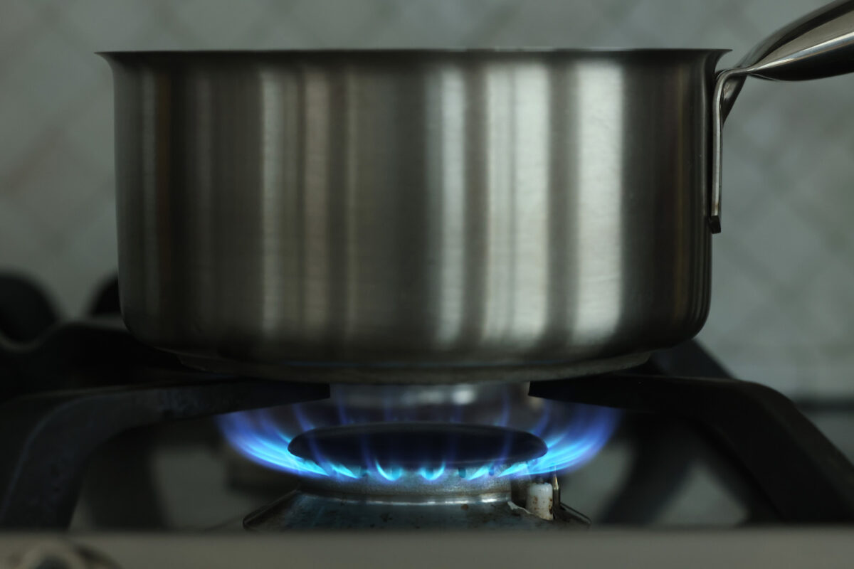 Lửa khí gas cháy dưới nồi trên bếp gas. (Ảnh: Sean Gallup/Getty Images)
