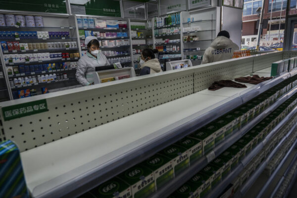 Một kệ trống được nhìn thấy trong một nhà thuốc vào ngày 21/12/2022, tại Bắc Kinh, Trung Quốc. (Ảnh: Kevin Frayer/Getty Images)