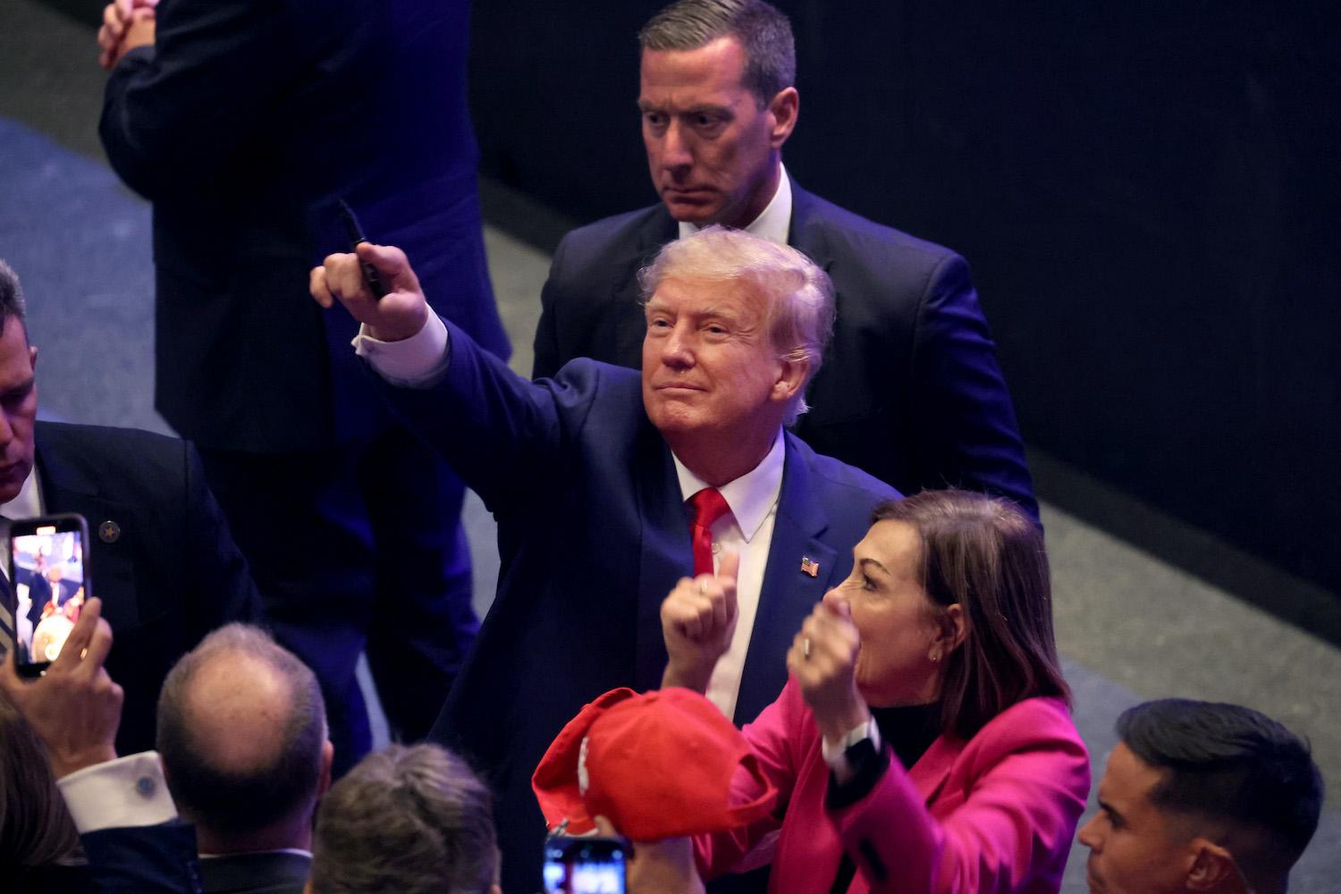 Cựu Tổng thống Donald Trump chào đón quan khách sau một sự kiện ở Davenport, tiểu bang Iowa, hôm 13/03/ 2023. (Ảnh: Scott Olson/Getty Images)