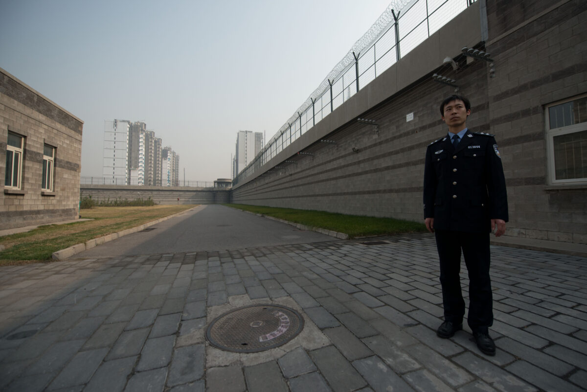 Một lính canh đứng trong sân bên trong Nhà tù số 1 ở Bắc Kinh, vào ngày 25/10/2012. (Ảnh: Ed Jones/AFP qua Getty Images)