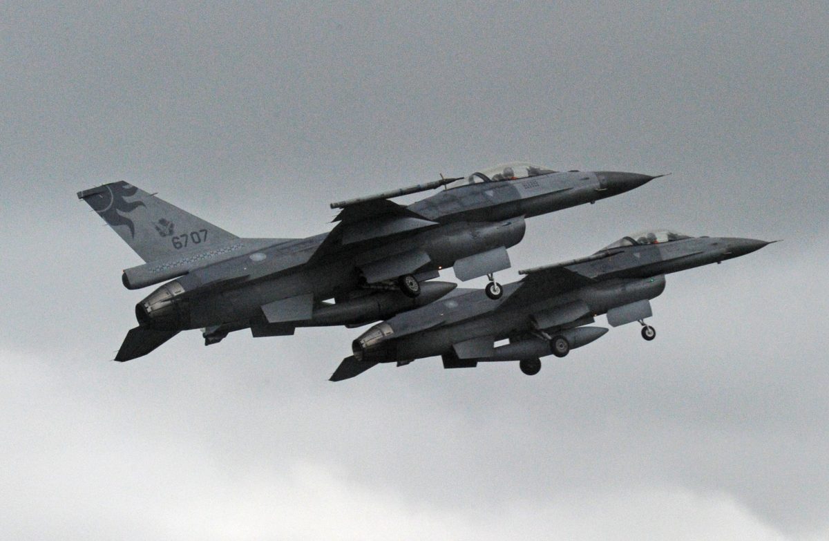 Hai chiến đấu cơ F-16 do Hoa Kỳ sản xuất bay trên không trung trong một lần cất cánh khẩn cấp tại căn cứ không quân phía đông Hoa Liên hôm 23/01/2013. (Ảnh: Sam Yeh/AFP/Getty Images)