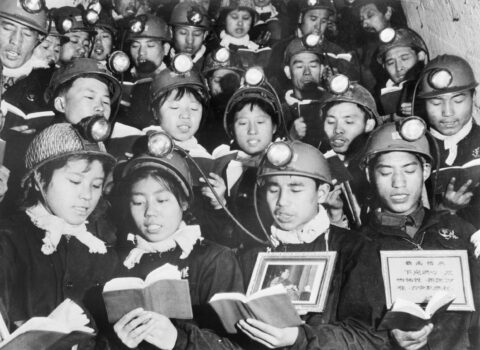 Ngày 06/09/1968 tại mỏ than Li Se Yuan, một nhóm nam nữ thợ mỏ đọc thuộc lòng một số đoạn trong “Hồng Bảo Thư” của ông Mao Trạch Đông nhân kỷ niệm “Đại Cách Mạng Văn Hóa Vô Sản” của ông Mao. (Ảnh: Tân Hoa Xã/AFP qua Getty Images)
