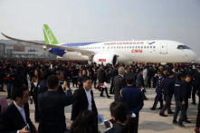 Chính quyền Trung Quốc công bố chiếc C919, phi cơ chở khách lớn đầu tiên của họ, tại Thượng Hải vào ngày 02/11/2015. (Ảnh: STR/AFP/Getty Images)