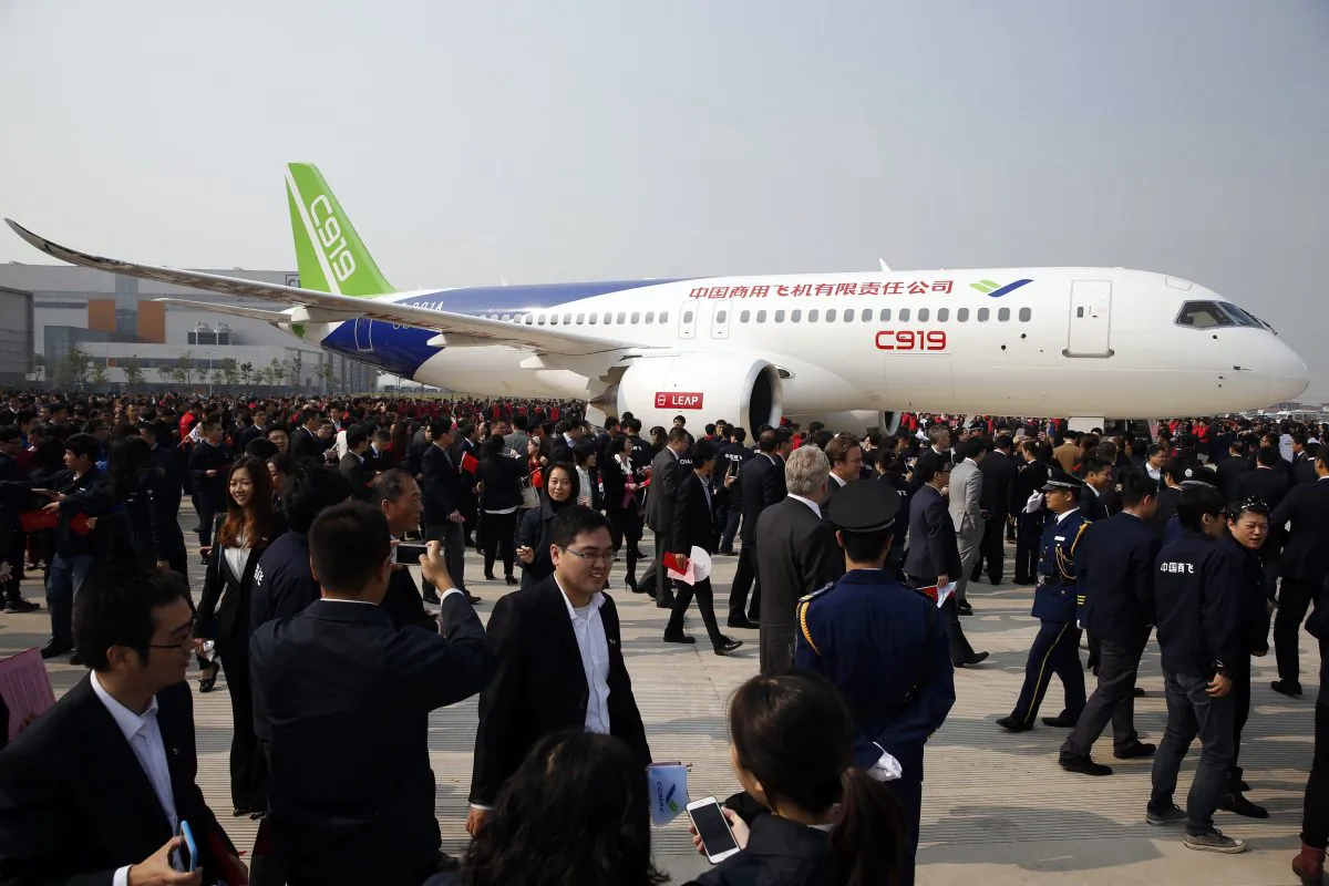 Chính quyền Trung Quốc công bố chiếc C919, phi cơ chở khách lớn đầu tiên của họ, tại Thượng Hải vào ngày 02/11/2015. (Ảnh: STR/AFP/Getty Images)