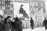 Một nhóm nhỏ thanh niên Trung Quốc đi ngang qua một số đại tự báo, những bức tranh cổ động cách mạng, vào tháng 02/1967 tại trung tâm thành phố Bắc Kinh, trong cuộc “Đại Cách Mạng Văn Hóa Vô Sản.” Kể từ khi cuộc cách mạng văn hóa được phát động vào tháng 05/1966 tại Đại học Bắc Kinh, mục đích của Mao Trạch Đông là giành lại quyền lực sau thất bại của “Đại Nhảy Vọt.” (Ảnh: Jean Vincent/AFP qua Getty Images)