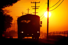 Một chiếc xe buýt chở học sinh lúc mặt trời mọc trên đảo Bethel, California, 29/09/2005. (David McNew/Getty Images)