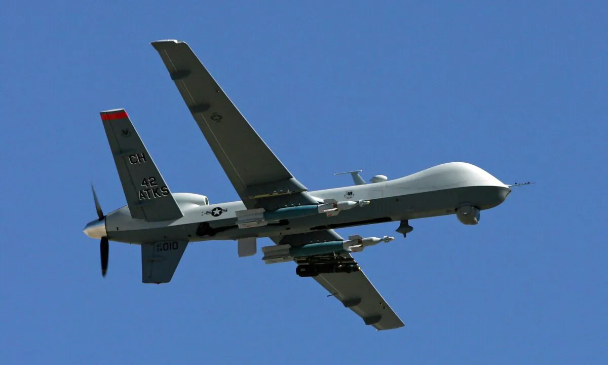 Một phi cơ không người lái bay qua Căn cứ Không lực Creech ở Indian Springs, Nevada, ngày 08/08/2007. (Ảnh: Ethan Miller/Getty Images)