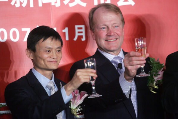 Giám đốc điều hành của Cisco Systems John Chambers (phải) và Chủ tịch Alibaba.com của Trung Quốc Jack Ma nâng ly chúc mừng trong một sự kiện ở Bắc Kinh, Trung Quốc vào ngày 01/11/2007. (Ảnh: STR/AFP qua Getty Images)