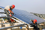 Công nhân lắp đặt các tấm quang năng tại công trường xây dựng dự án điện quang nối lưới điện 40MW ở Hoài An, Trung Quốc, vào ngày 11/06/2018. (Ảnh: VCG/VCG qua Getty Images)