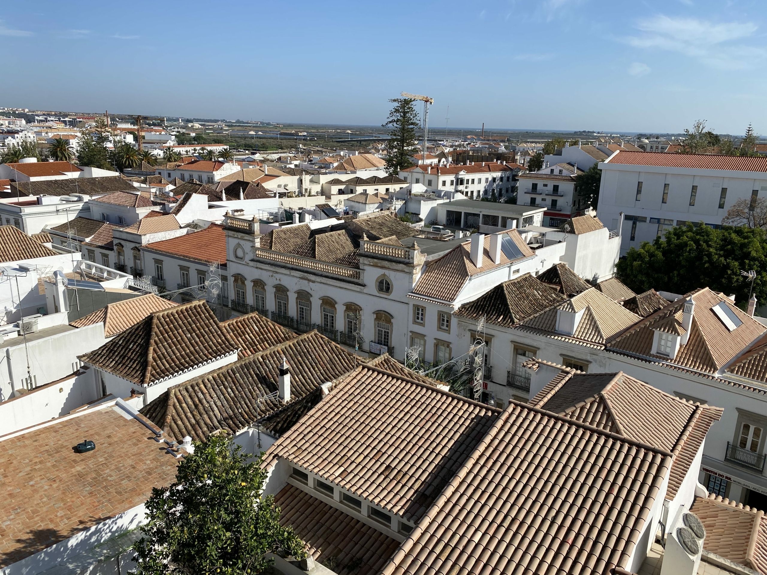 Những mái nhà ở Tavira được nhìn từ các bức tường lâu đài phía trên cao của thị trấn. (Ảnh: tác giả Tim Johnson)