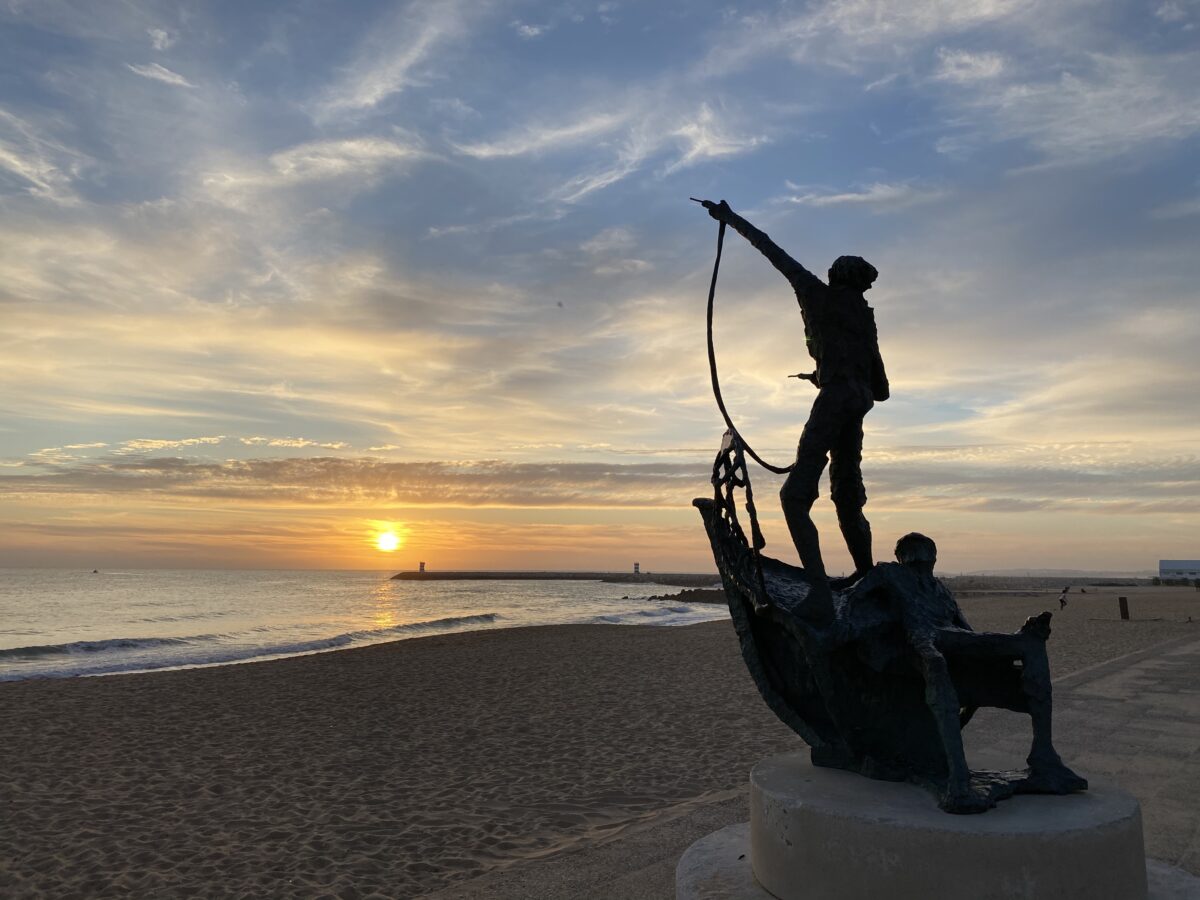 Một bức tượng tôn vinh ngư dân ở Quarteira. (Ảnh: tác giả Tim Johnson)