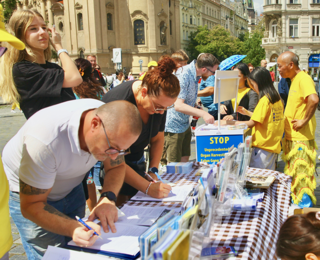 Diễn hành ở thủ đô Cộng hòa Czech: Người dân cất tiếng nói lương tri