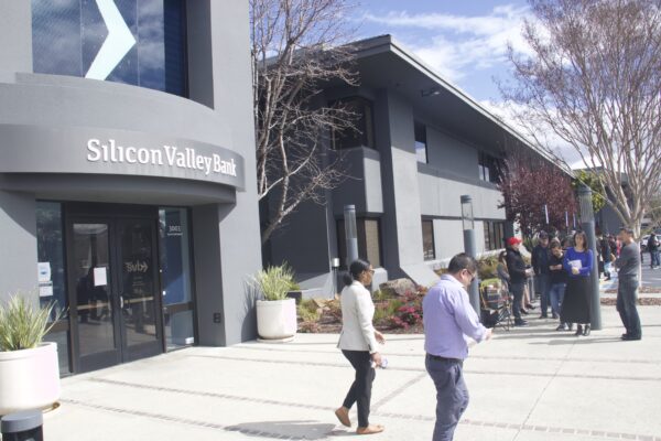 Khách hàng xếp hàng chờ bên ngoài trụ sở Silicon Valley Bank (SVB) đã bị đóng cửa ở Santa Clara, California, hôm 13/03/2023. (Ảnh: Vivian Yin/The Epoch Times)