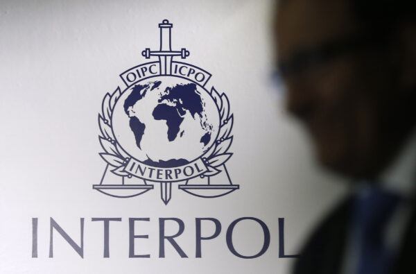 Một logo của Interpol được nhìn thấy tại Tổ hợp Sáng tạo Toàn cầu của Interpol ở Singapore vào ngày 30/09/2014. (Ảnh: Edgar Su/Reuters)