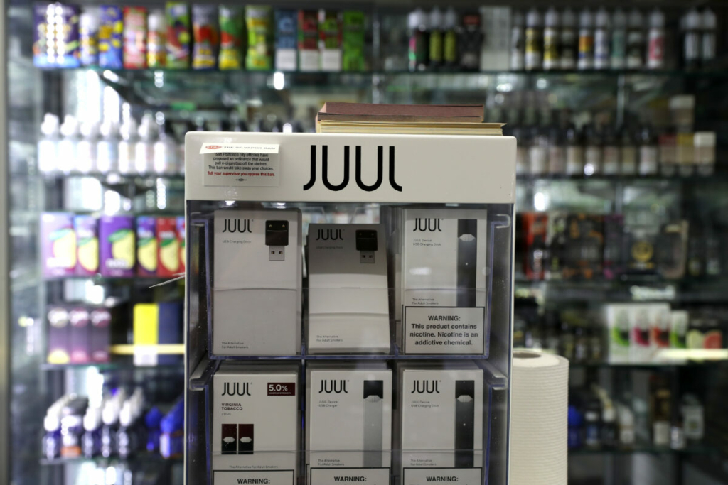 Thuốc lá điện tử do Juul sản xuất được trưng bày tại Cửa hàng quà tặng và khói ở San Francisco, California, vào ngày 25/06/2019. (Ảnh: Justin Sullivan/Getty Images)