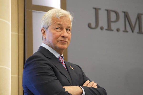Giám đốc điều hành JPMorgan Jamie Dimon quan sát trong lễ khánh thành trụ sở mới tại Pháp của ngân hàng JPMorgan tại Paris hôm 29/06/2021. (Ảnh: Michel Euler/Pool qua AP)