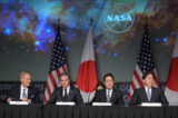 (Từ trái sang phải) Quản trị viên NASA Bill Nelson, Ngoại trưởng Hoa Kỳ Antony Blinken, Thủ tướng Nhật Bản Fumio Kishida, và Ngoại trưởng Nhật Bản Yoshimasa Hayashi chờ ký Thỏa thuận Khung Hợp tác Không gian Hoa Kỳ–Nhật Bản tại Hoa Thịnh Đốn hôm 13/01/2023. (Ảnh: Jim Watson/AFP qua Getty Images)