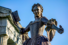 Bà đã viết nên lịch sử quốc gia chúng ta thuở sơ kỳ. Tượng đồng Mercy Otis Warren của điêu khắc gia David Lewis, tại Tòa án Quận Barnstable, Massachusetts. (Ảnh: Kenneth C. Zirkel/CC BY-SA 3.0)