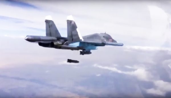 Một báo cáo mới của một nhóm giám sát nhân quyền cáo buộc Nga sử dụng bom chùm và bom không điều khiển xuống các khu vực dân sự ở Syria từ oanh tạc cơ Su-34 giống như chiếc phi cơ trong hình đang thả bom xuống một mục tiêu ở Syria vào ngày 09/12. (Ảnh: Dịch vụ báo chí của Bộ Quốc phòng Nga thông qua AP)