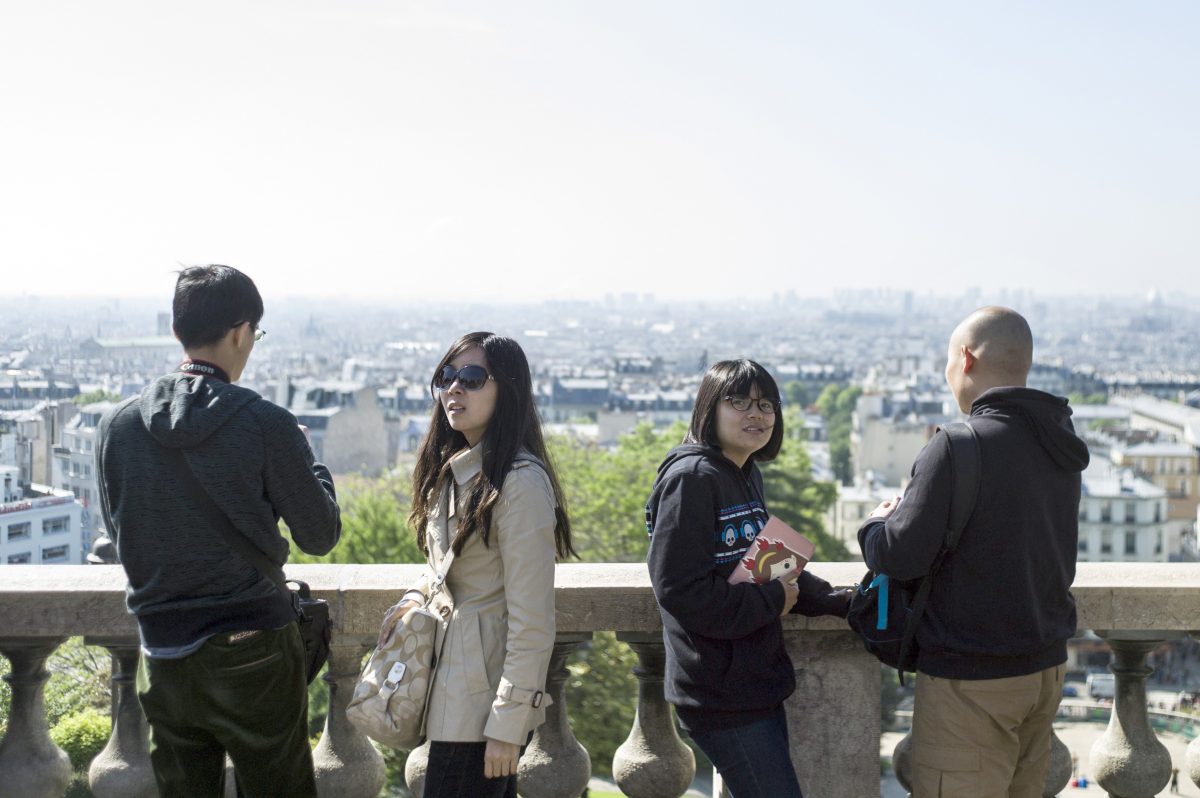 Du khách Trung Quốc tham quan khu phố Montmartre ở thành phố Paris, Pháp, ngày 16/05/2014. (Ảnh: Fred Dufour/AFP/Getty Images)