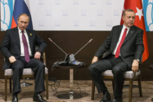 Tổng thống Nga Vladimir Putin (trái) và Tổng thống Thổ Nhĩ Kỳ Recep Tayyip Erdogan ngồi trước giới báo chí trước thềm cuộc hội đàm trong Hội nghị thượng đỉnh G-20 ở Antalya, Thổ Nhĩ Kỳ, hôm 16/11. (Ảnh: Alexander Zemlianichenko/AP Photo)