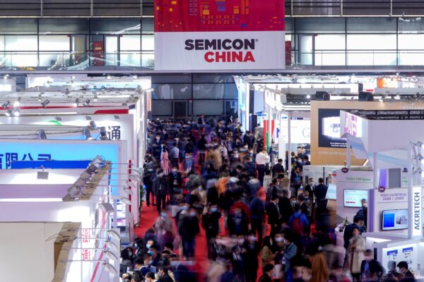 Khách tham quan Semicon China, hội chợ thương mại về công nghệ bán dẫn, tại Thượng Hải hôm 17/03/2021. (Ảnh: Aly Song/Reuters)