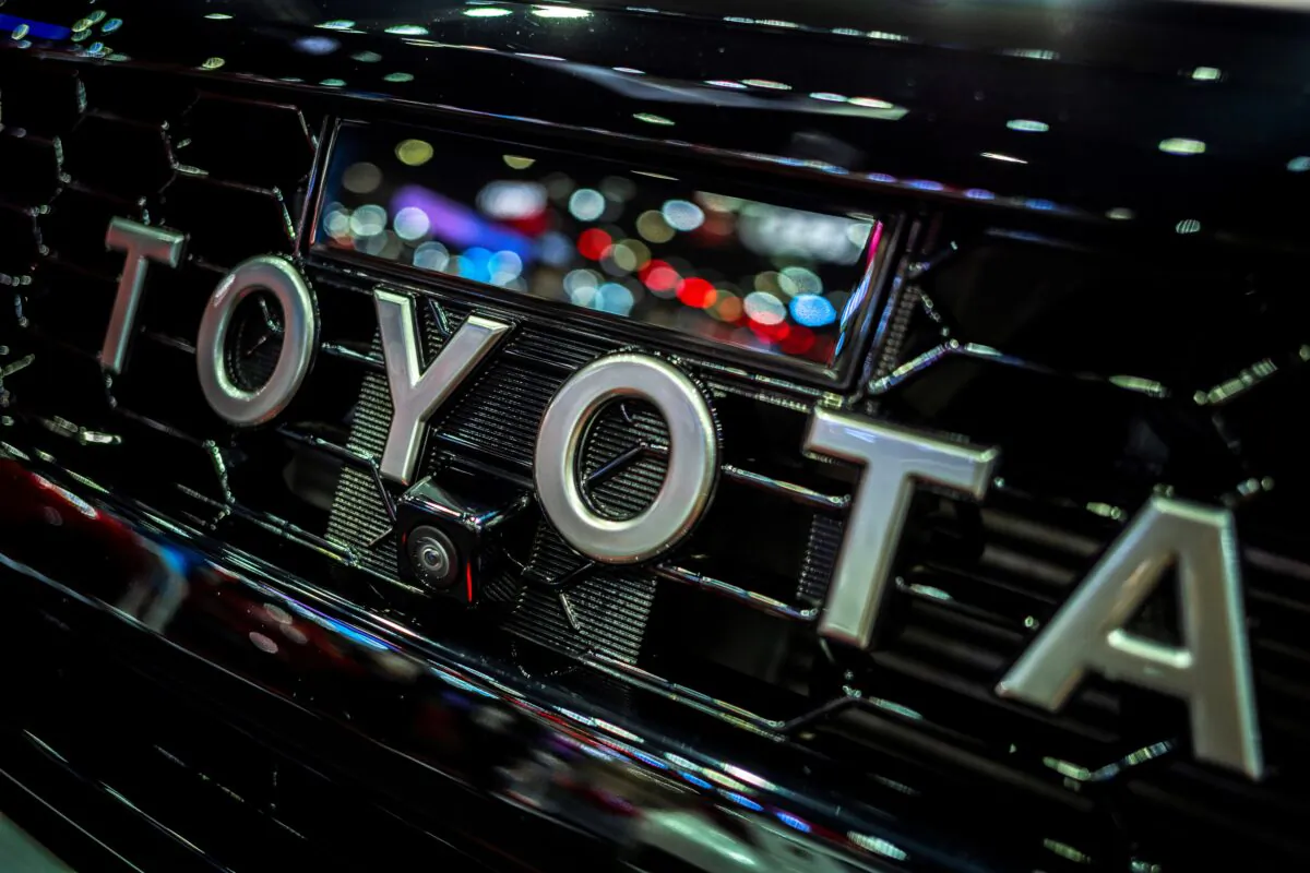 Logo Toyota tại Triển lãm Xe hơi Quốc tế Bangkok lần thứ 43, ở Bangkok, Thái Lan, hôm 22/03/2022. (Ảnh: Athit Perawongmetha/Reuters)
