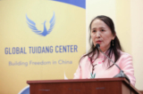 Bà Dịch Dung (Rong Yi), chủ tịch Trung tâm Thoái Đảng, trình bày tại diễn đàn Nhân Quyền đang Suy thoái và Phong trào Thoái Đảng ở Trung Quốc tại Quốc hội ở Hoa Thịnh Đốn vào ngày 04/12/2018. (Ảnh: Samira Bouaou/The Epoch Times)