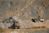 Máy xúc lật chất quặng lên xe tải tại mỏ đất hiếm MP Materials ở Mountain Pass, California, vào ngày 30/01/2020. (Ảnh: Steve Marcus/Reuters)