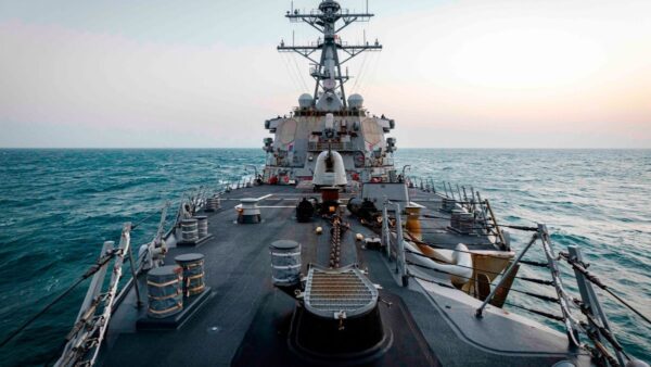 Khu trục hạm mang hỏa tiễn dẫn đường lớp Arleigh Burke USS John S. McCain (DDG 56) thực hiện chuyến quá cảnh thường lệ ở Eo biển Đài Loan vào ngày 04/02/2021. (Ảnh: Chuyên gia truyền thông đại chúng cấp 2 Markus Castaneda/Hạm đội 7 Hoa Kỳ)
