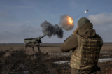 Quân đội Ukraine thuộc Lữ đoàn Pháo binh Hạng nặng số 43 khai hỏa khẩu pháo Panzerhaubitze 2000 của Đức, được lữ đoàn này gọi là Tina, gần Bahmut, vùng Donetsk, Ukraine, hôm 05/02/2023. (Ảnh: Marko Djurica/Reuters)