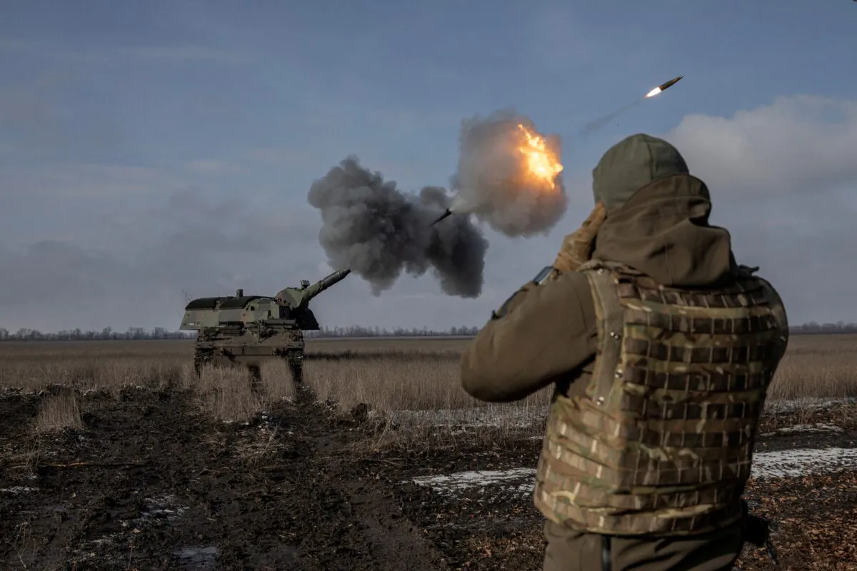 Quân đội Ukraine thuộc Lữ đoàn Pháo binh Hạng nặng số 43 khai hỏa khẩu pháo Panzerhaubitze 2000 của Đức, được lữ đoàn này gọi là Tina, gần Bahmut, vùng Donetsk, Ukraine, hôm 05/02/2023. (Ảnh: Marko Djurica/Reuters)