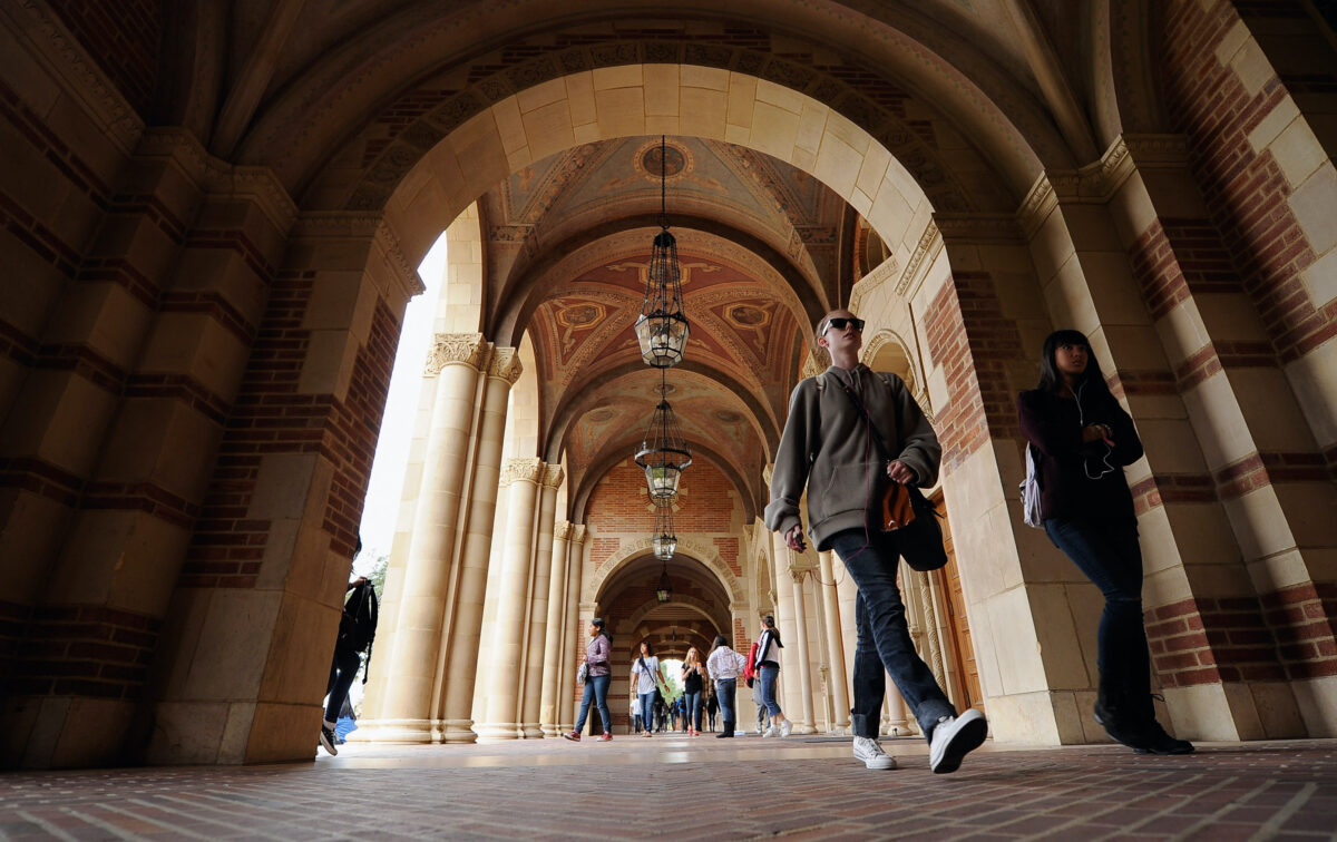 Sinh viên tản bộ gần Royce Hall trong khuôn viên Khu học chính UCLA ở Los Angeles vào ngày 23/04/2012. (Ảnh: Kevork Djansezian/Getty Images)