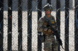 Một nhân viên Cục Hải quan và Biên phòng Hoa Kỳ có vũ trang đứng canh ở hàng rào biên giới bên cạnh bãi biển ở Tijuana, tại Công viên Border State Park ở San Diego, California, vào ngày 16/11/2018. (Ảnh: Mike Blake/Ảnh tư liệu/Reuter