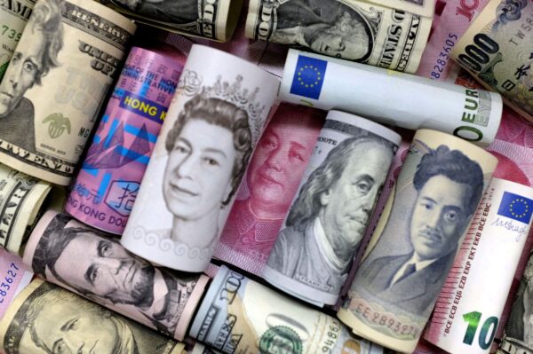 Tiền giấy của Hồng Kông, Vương quốc Anh, Trung Quốc, Hoa Kỳ, Nhật Bản, và Liên minh Âu Châu trong hình minh họa này vào ngày 21/01/2016. (Ảnh: Jason Lee/Illustration/Reuters)