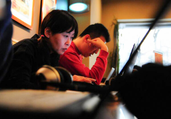 Theo Báo cáo Thường niên năm 2007 về Mạng Internet của Trung Quốc, cuộc tranh đấu giành quyền truy cập trực tuyến miễn phí của những người sử dụng Internet hàng ngày ở Trung Quốc đang trở nên tuyệt vọng hơn khi ĐCSTQ tăng cường kiểm soát Internet. (Hình ảnh Frederic J. Brown/AFP/Getty)