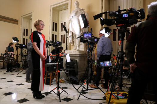 Dân biểu Chrissy Houlahan (Dân Chủ-Pennsylvania) chuẩn bị trả lời phỏng vấn trên truyền hình ngay bên ngoài Phòng họp Hạ viện tại Tòa nhà Capitol Hoa Kỳ ở Hoa Thịnh Đốn vào ngày 17/12/2019. (Ảnh: Chip Somodevilla/Getty Images)