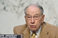 Thành viên cao cấp của Ủy ban Tư pháp Thượng viện Chuck Grassley, (Cộng Hòa-Iowa), trình bày khi Giám đốc FBI Christopher Wray ra làm chứng trước Ủy ban về vụ xâm phạm Điện Capitol hôm 06/01/2021, tại Tòa nhà Văn phòng Thượng viện Hart ở Capitol Hill tại Hoa Thịnh Đốn và ngày 02/03/2021. (Ảnh: Mandel Ngân/POOL/AFP qua Getty Images)