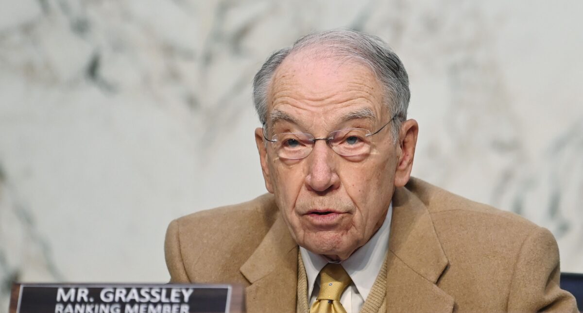 Thành viên cao cấp của Ủy ban Tư pháp Thượng viện Chuck Grassley, (Cộng Hòa-Iowa), trình bày khi Giám đốc FBI Christopher Wray ra làm chứng trước Ủy ban về vụ xâm phạm Điện Capitol hôm 06/01/2021, tại Tòa nhà Văn phòng Thượng viện Hart ở Capitol Hill tại Hoa Thịnh Đốn và ngày 02/03/2021. (Ảnh: Mandel Ngân/POOL/AFP qua Getty Images)