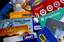 Một bức ảnh tư liệu chụp nhiều loại thẻ tín dụng và thẻ thưởng được trưng bày ở Zelienople, Pennsylvania, hôm 31/01/2018. (Ảnh: Keith Srakocic/AP)