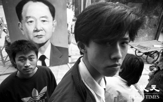 Các sinh viên với bức họa chân dung của ông Hồ Diệu Bang, cựu lãnh đạo Trung Quốc, tại Quảng trường Thiên An Môn, Bắc Kinh, Trung Quốc, vào tháng 06/1989. Nhìn chung, những người Trung Quốc ủng hộ dân chủ đều tôn trọng và đồng cảm với ông Hồ, tin rằng ông là một nhà lãnh đạo chân thành và cởi mở. (Ảnh do ông Liu Jian cung cấp/The Epoch Times)