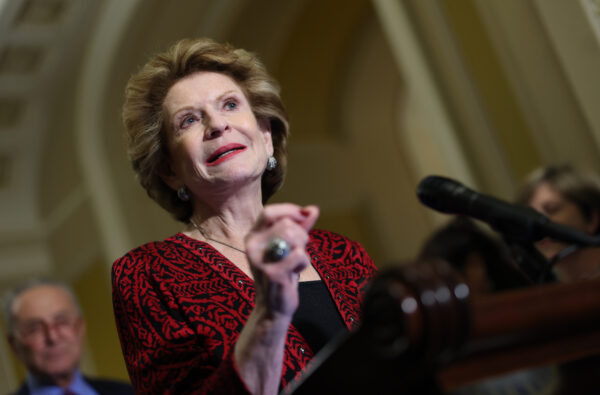 Thượng nghị sĩ Debbie Stabenow (Dân Chủ-Michigan) nói chuyện trước các phóng viên ở Hoa Thịnh Đốn hôm 06/12/2022. (Ảnh: Kevin Dietsch/Getty Images)