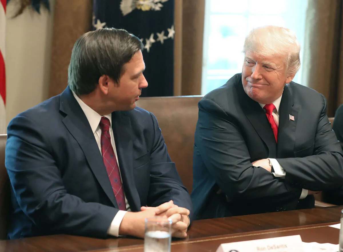 Thống đốc đắc cử của Florida Ron DeSantis (phải) ngồi cạnh Tổng thống đương thời Donald Trump trong một cuộc gặp gỡ với các Thống đốc đắc cử trong Phòng Nội các tại Tòa Bạch Ốc ở Hoa Thịnh Đốn vào ngày 13/12/2018. (Ảnh: Mark Wilson/Getty Images)